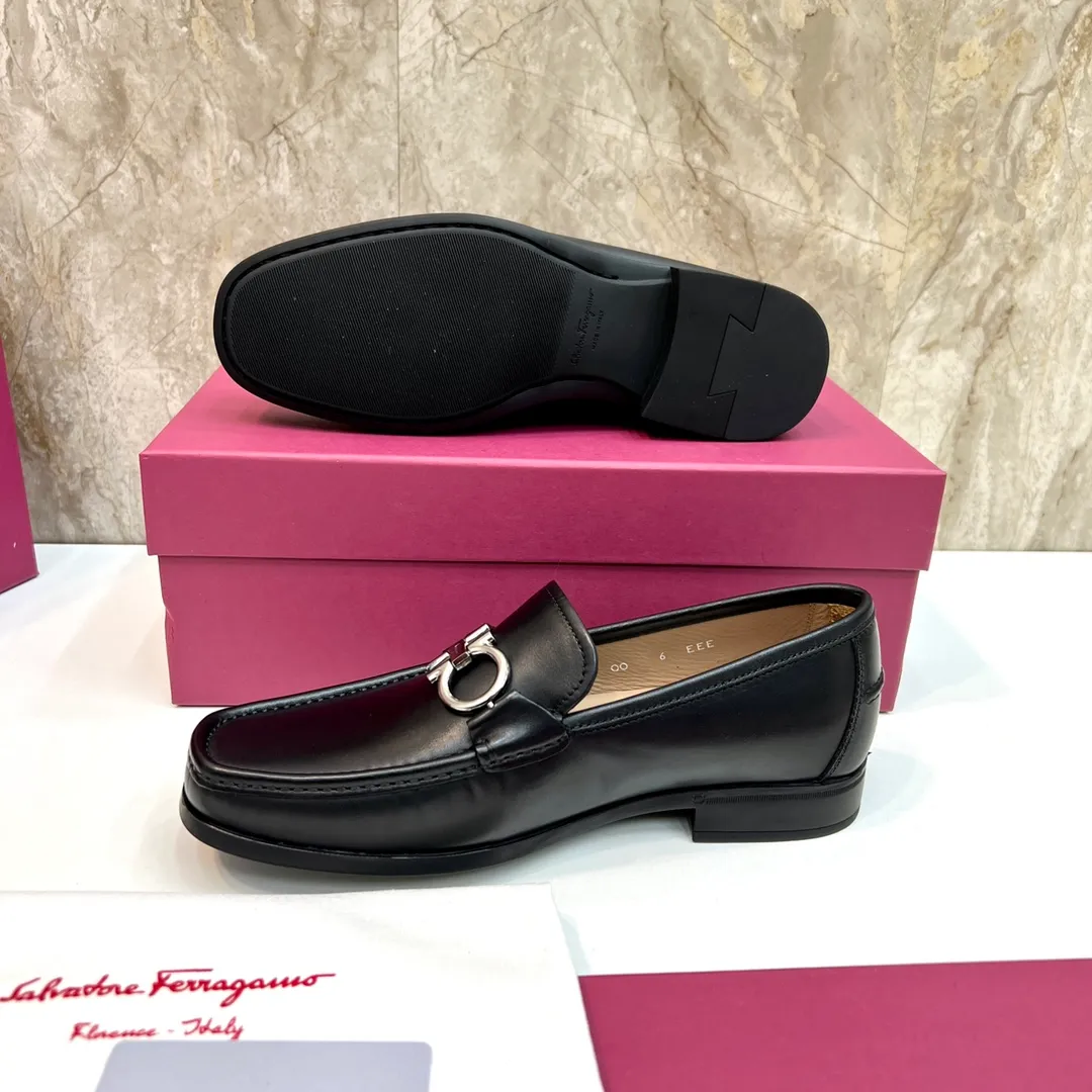 Original quality P780 Brand: Ferragamo Standard size: Men's size 39–44 (38.45 can be customized) Grade: Same style as the official website High-quality men's shoes Material: Customized first-layer calfskin with water-dyed cowhide lining Cowhide tiptoe Original non-slip and wear-resistant rubber outsole Style category: Men's formal business leather shoes are young and fashionable European and American trends British style Casual matching and comfortable feet Color: actual picture